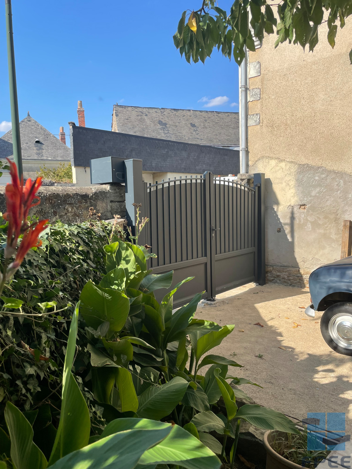 Image représentant un portail fermant une petite cour.